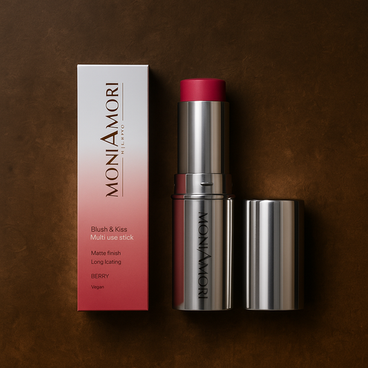 Blush & Kiss MoniAmori teinte Berry — stick multi-usage pour lèvres et pommettes, couleur baie intense et élégante au fini velouté et vegan.