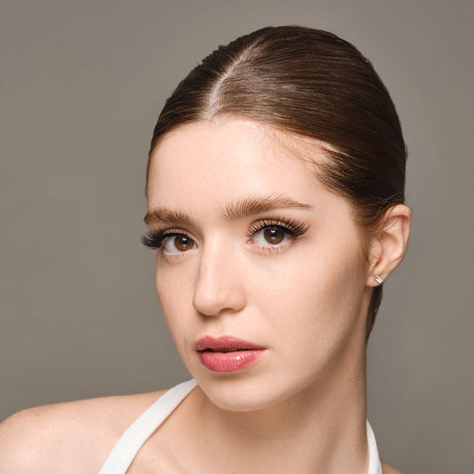 Femme au regard profond et élégant portant les faux cils Doe Gaze de Chogan Make-Up, révélant un effet volume naturel et un style glamour parfait pour toutes les occasions.